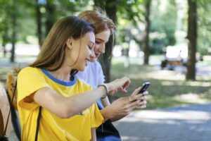 EL BIENESTAR MENTAL Y EL EFECTO DE LAS REDES SOCIALES EN LOS ADOLESCENTES
